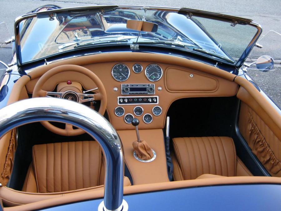 Интерьер AC Cobra 2011 года  (фото 2 из 2)